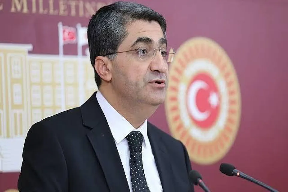 DEVA PARTİLİ EKMEN:  “Kamu kuruluşları ve belediyelerde birden fazla yönetim kurulu üyeliği ve çoklu maaş uygulaması siyaseti yıpratıyor”