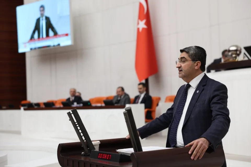 Ekmen, hapis cezasına çarptırılan Gazeteci Emin Aydın için tepki gösterdi