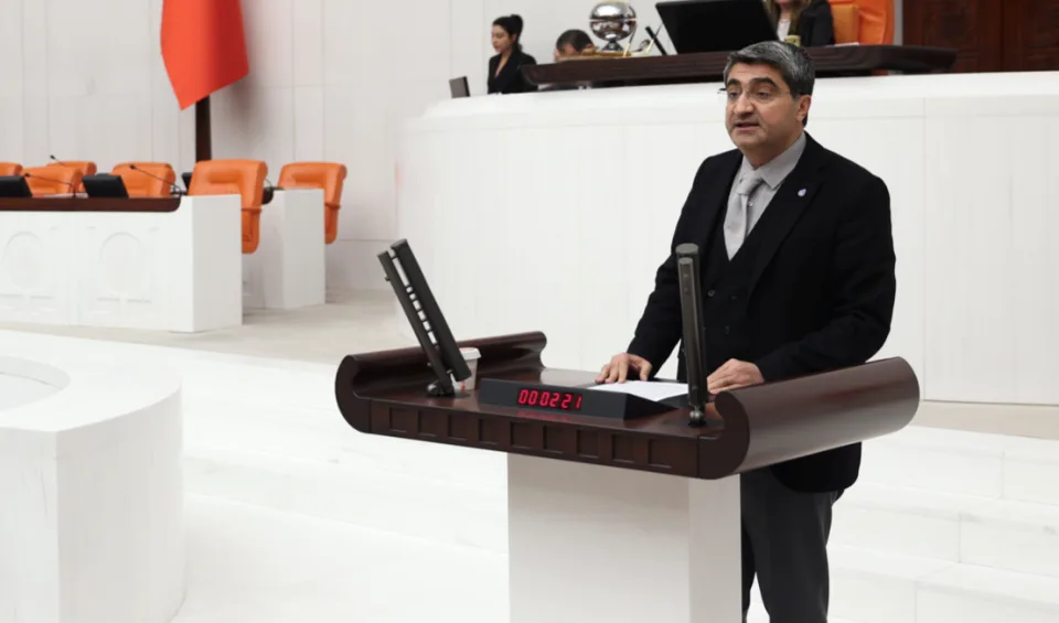 EKMEN: GÖZALTILAR KAYYIM ATAMAYA YÖNELİK İSE BU ANLAYIŞ DEMOKRASİYE DE GELİŞMELERE DE ZARAR VERİR!