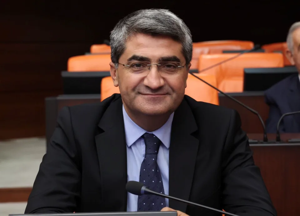 EKMEN: ERDOĞAN İSRAİL’E KURBAN OLURUM DİYEN İBRAHİM TATLISES İLE NASIL SAHNEYE ÇIKTI?