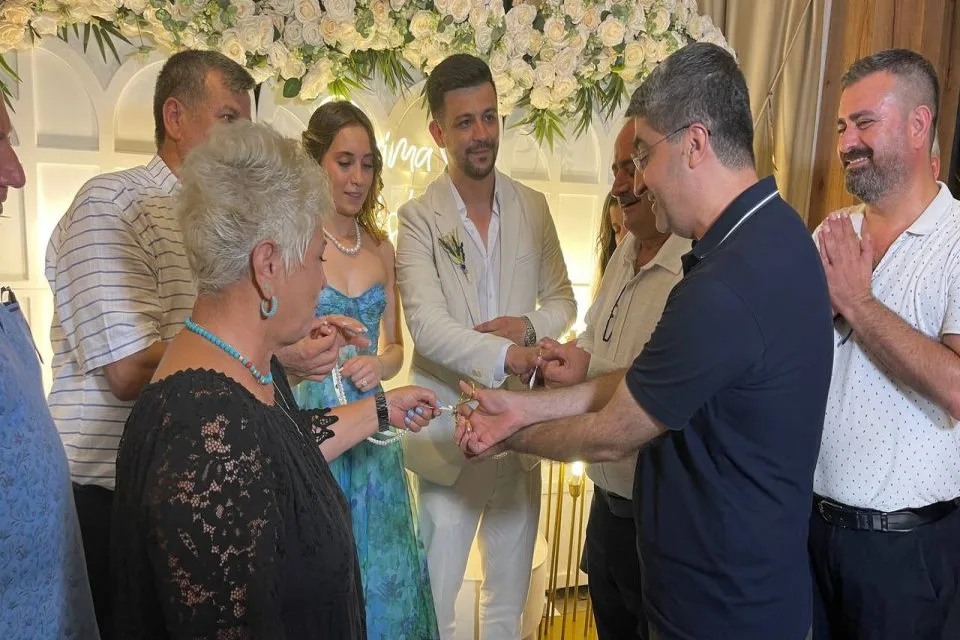 Hasan ile Nazlıcan’ın nişan törenlerine katılım sağladık yüzüklerini taktık