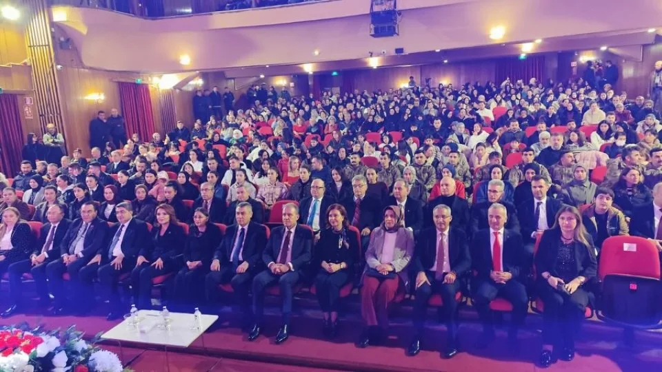 Mersin Devlet Opera ve Balesi Müdürlüğü’nün, Mersin Devlet Klasik Türk Müziği Korosu ile birlikte sahnelediği  “Akdeniz’de Uyanış - 3 Ocak 1921” anlatımlı konserini dinledik;