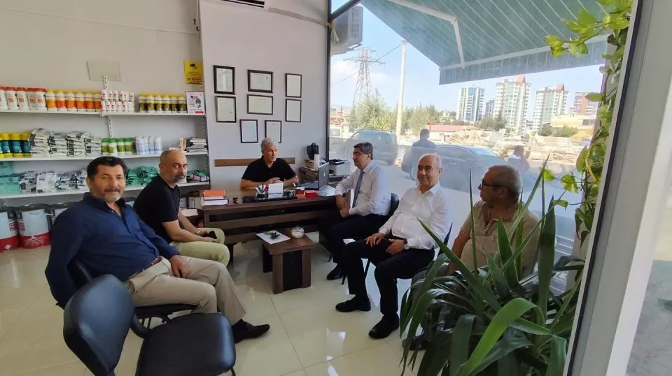 Ziraat ve tarım ilaçları satan Mustafa Erdoğan Bey’e ziyarette bulunduk. Bu vesileyle Mersin çiftçimizin sorunları üzerine bilgi edinme fırsatı bulduk.