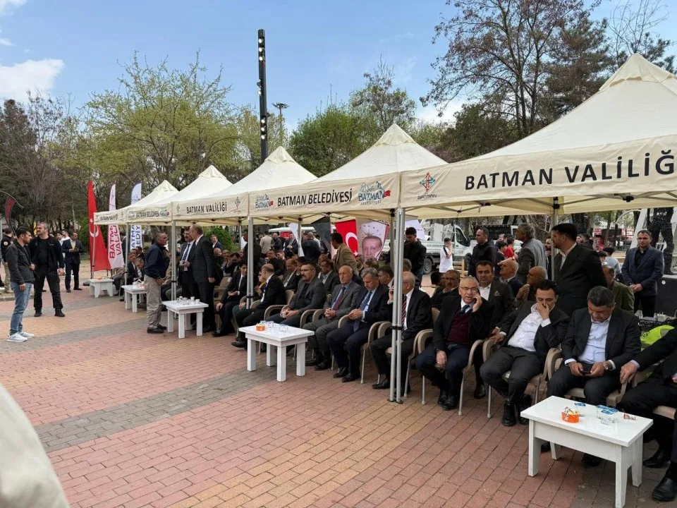 Batman Valiliğinin bayramlaşma programına katılarak hemşehrilerimizle bir araya geldik.