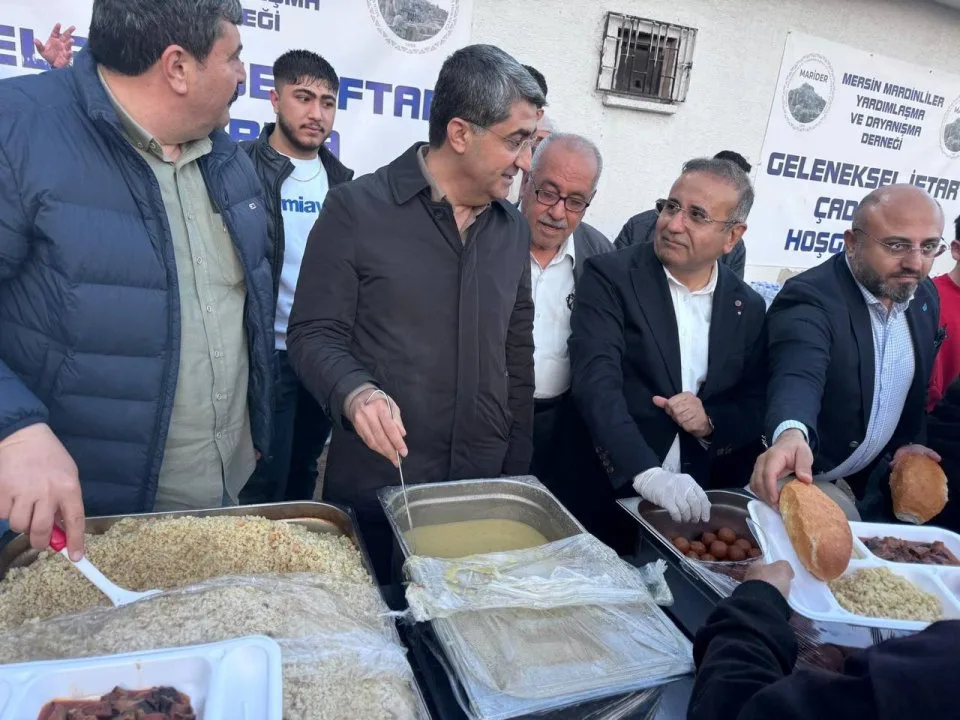 Mersin Mardinliler Dayanışma ve Yardımlaşma Derneğinin düzenlemiş olduğu geleneksel iftar çadırını ziyaret edip,  iftariyelik dağıtımına eşlik ettik