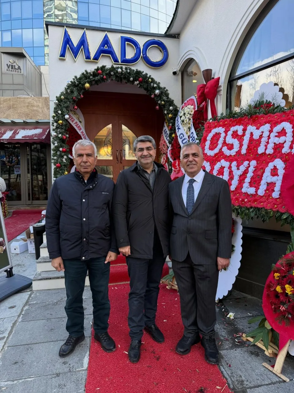 Yunus Oruç’a ait Mado şubesinin Panora/Park Oran Ticaret Merkezi altındaki açılışına dostlarla birlikte katıldık.