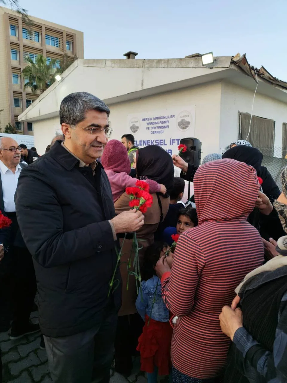 Mersin Mardinliler Dayanışma ve Yardımlaşma Derneğinin düzenlemiş olduğu 8 Mart Dünya Kadınlar Günü münasebetiyle Kadınlarımıza karanfil dağıttık