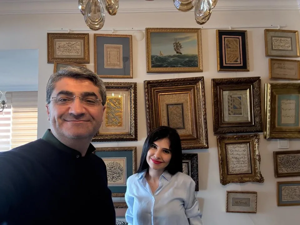 Hattat Maryam Norouzi'yi küçük bir müzeye dönüştürdüğü atölyesinde ziyaret ettim.