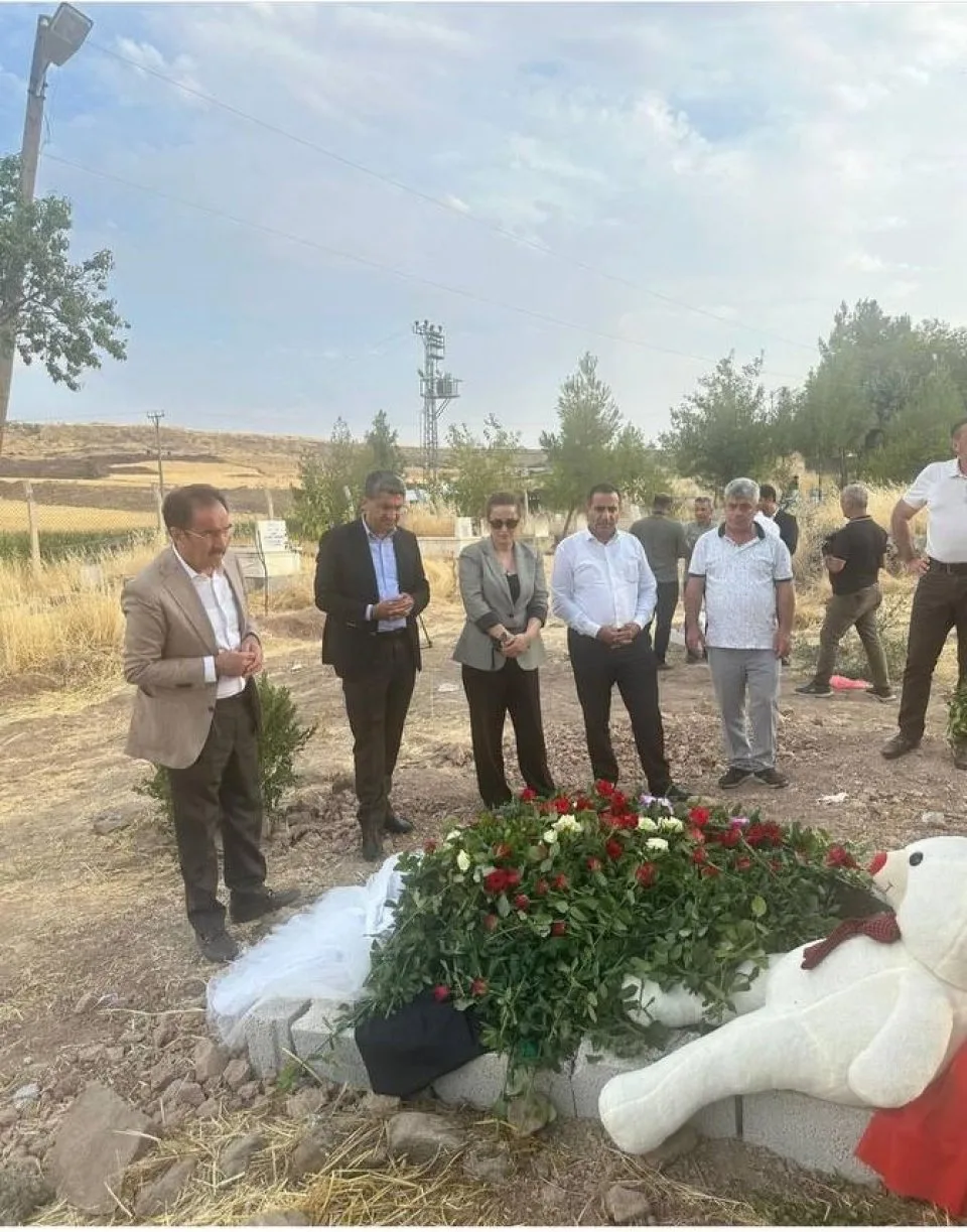 Arkadaşlarımız ile Narin'i ziyaret ettik, ruhuna dualarımızı göndererek fatihamızı okuduk.
