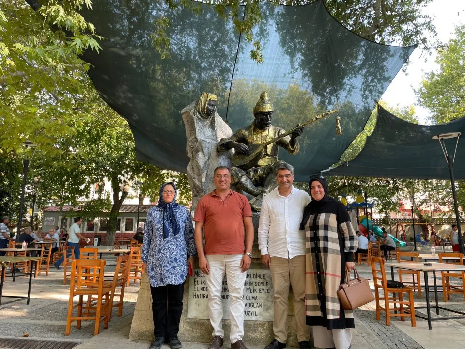 Mut İlçe Başkanımız Turgay Özdemir ve Naciye Çelik ile çınaraltı Karacoğlan hatırası.