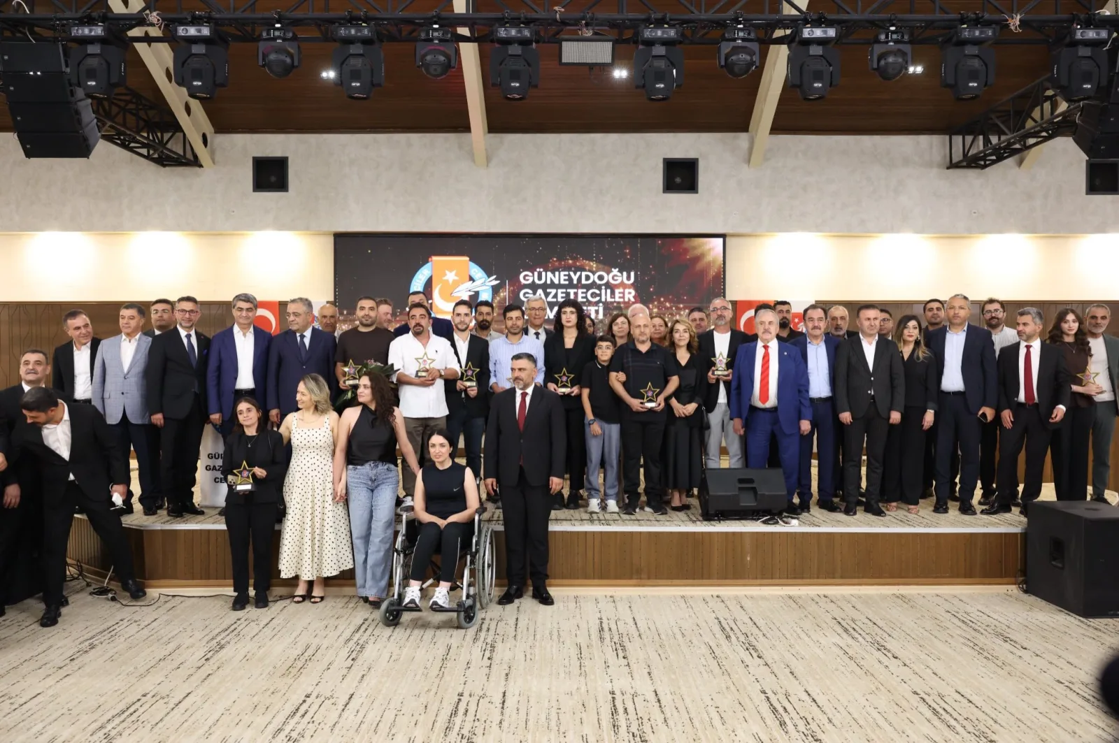 Güneydoğu Gazeteciler Cemiyeti’nin ödül törenine heyetimizle birlikte katılarak basın emekçilerimizin heyecanına ortak olduk.
