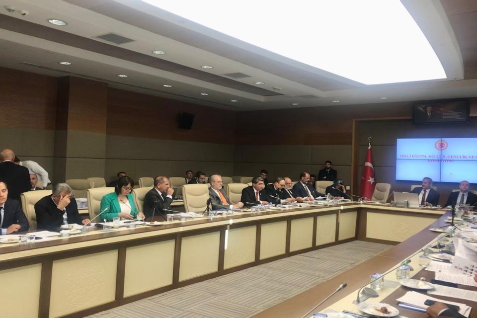 DEVA Partili Ekmen: “Kanun teklifi, nitelikli öğrencilerin bu mesleğe yönelmelerini engelleyecektir.”