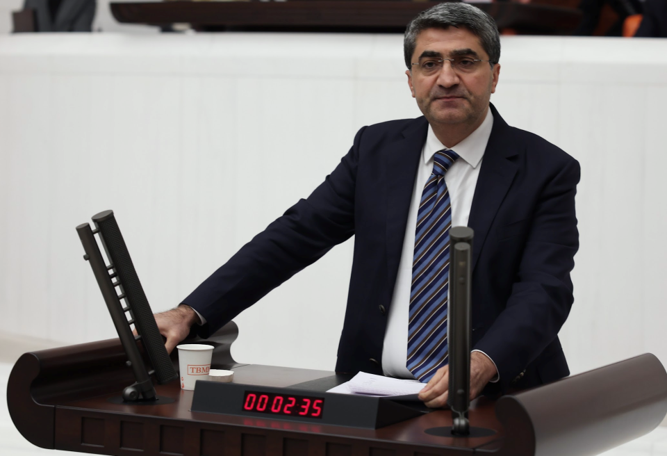 EKMEN: ALKOLLE MÜCADELE ETMENİN YOLU VERGİ ARTIRIMI MIDIR?