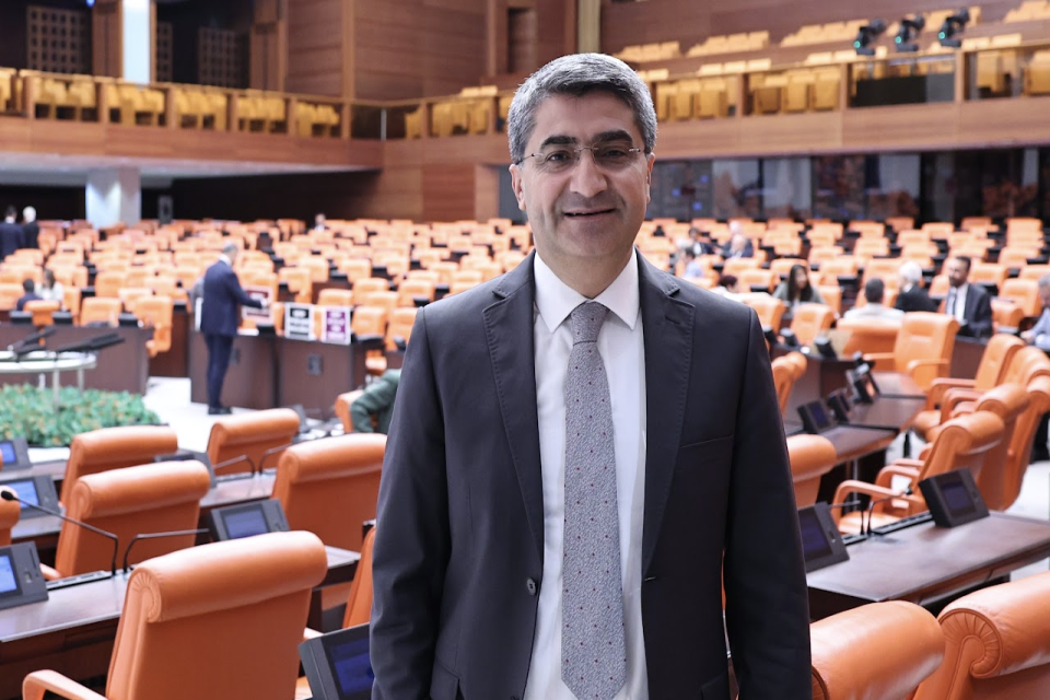 EKMEN: CAN ATALAY’I İÇERİDE TUTANLAR HÜRRİYET TAHDİT SUÇU İŞLİYOR