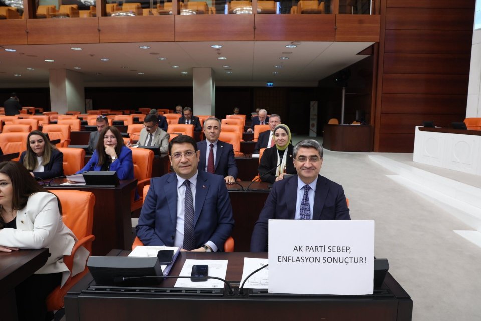 Ekmen’den Meclis’te pankartlı protesto: Bu söz yüzünden bir vatandaş tutuklandı