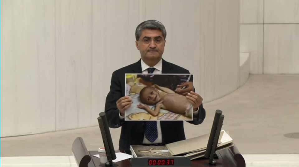 Gazze’de açlıktan ölen bebeklerin fotoğrafını Meclis’te gösteren Ekmen: Türkiye Gazze’ye yardım ulaştıracak güce sahiptir