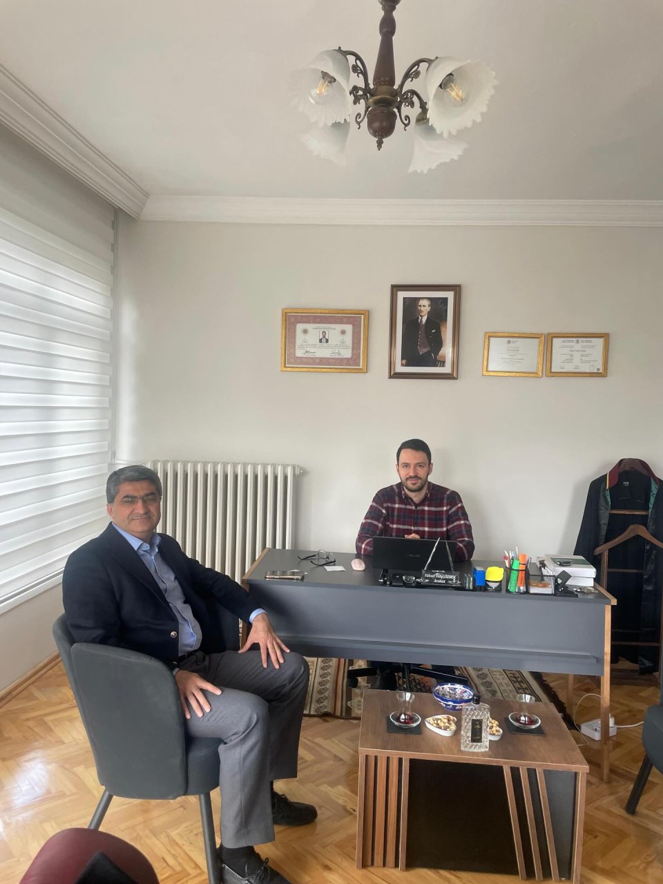  Abdulmüttalip Özbek‘in başarılı evladı Yüksel Özbek‘i avukatlık ofisine ziyaret ettim