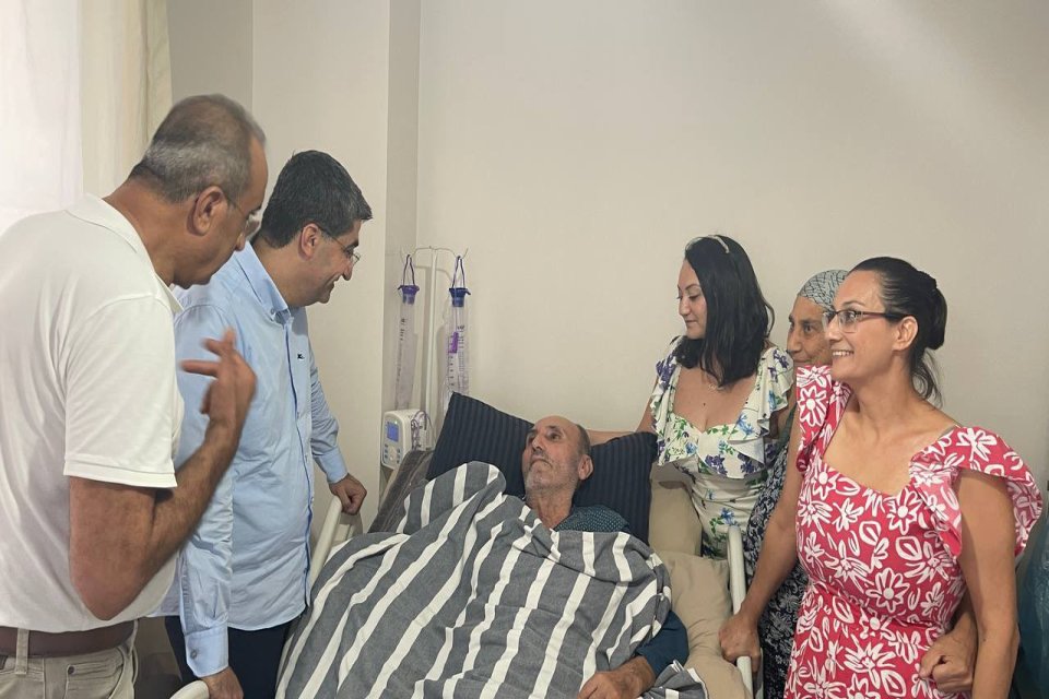 Ahmet Bozkuş amcamızı evinde ziyaret ettik , geçmiş olsun dileklerimizi ilettik.