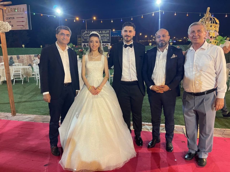 Akdeniz ilçe yöneticimiz Enver Demir’in davetiyle, Demir ve Karaca ailesinin çocukları Seda & Selçuk’un nikah merasimine şahitlik ettik.