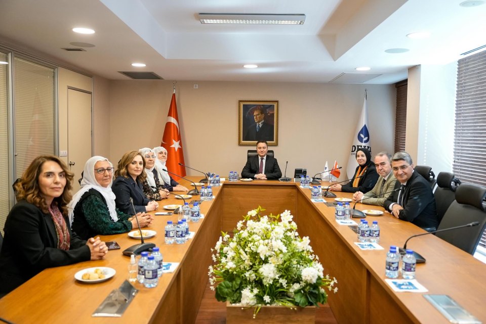 Anneler Günü münasebetiyle; Barış Anneleri heyetinden Behiye Yalçın, Afife Kartal ile Müzeyyen Bütün’ü Genel Merkezimizde ağırladık.