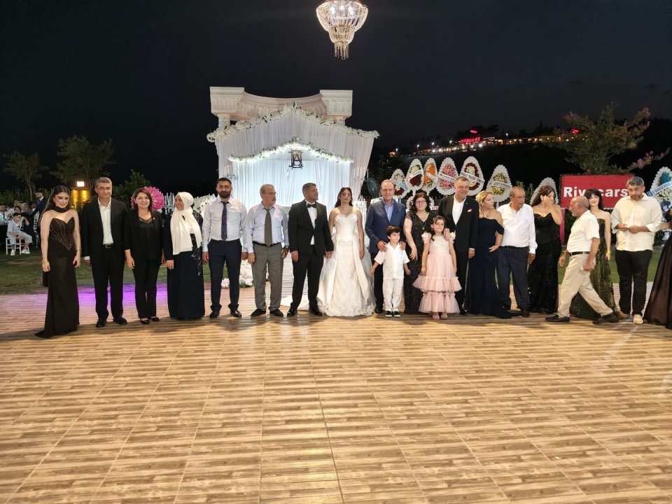 Araç ailesinin kıymetli evlatları Agit ve Elvan çiftimizin düğün merasimine katılarak, mutluluklarına ortak olduk.