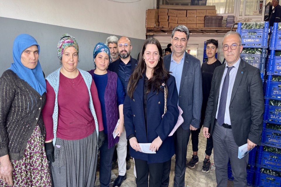 Aydıncık Sebze ve Meyve Hali’nde çalışan kadın emekçilerimize teşekkür ederiz. Kadınlarımız hayatın her alanında emeğiyle renk ve güzellik katmaktadır.