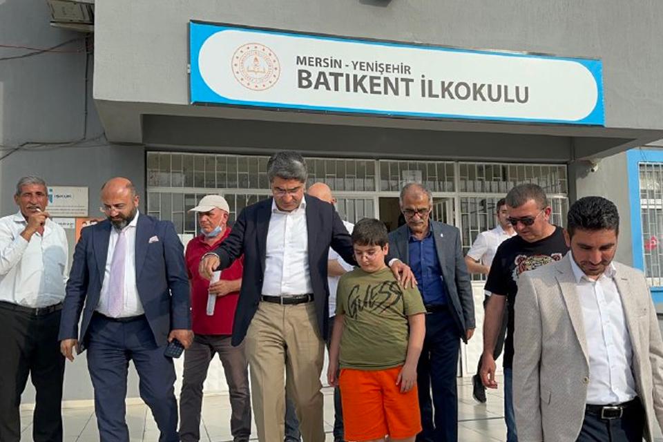 Batıkent İlkokuluna giderek vatandaşlarımızla ve görevlilerimizle oy kullanma sürecinden sonra katılım yoğunluğu hakkında sohbet ettik