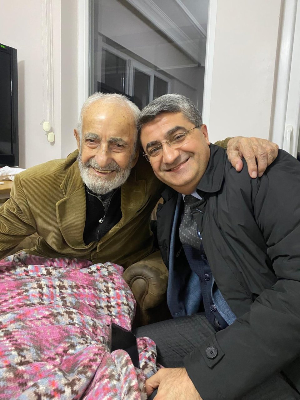 Batmanımızın asırlık çınarı Hacı Mirza amcayı ziyaret edip hayır duasını aldım.