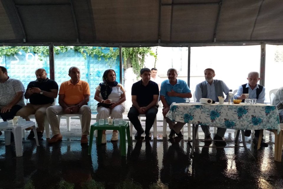 Batmanlı hemşehrimiz Alaaddin Seçen'in taziyesine katılarak başsağlığı dileklerimizi ilettik. 