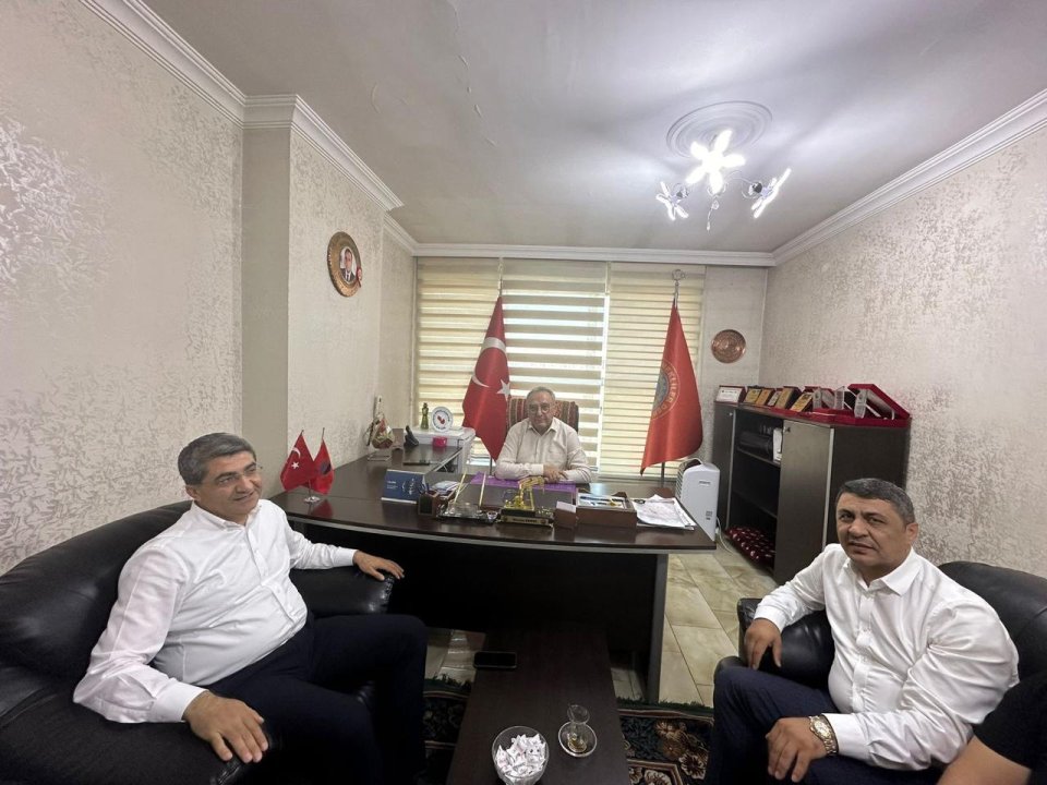 Emekliler Derneği Batman il şubesine yeniden başkan seçilen Sayın Hüseyin Ekmen’e hayırlı olsun ziyaretinde bulunduk.