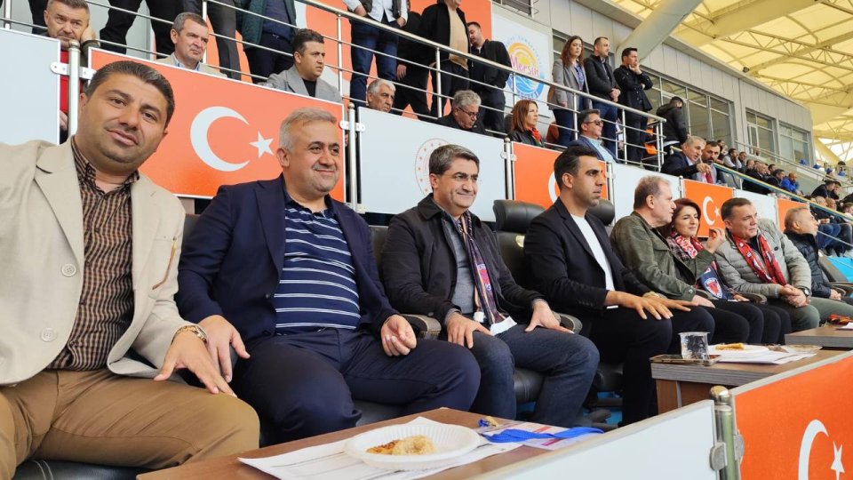 Futbol 2. Lig temsilcimiz Yeni Mersin İdman Yurdu -  Belediye Derince Spor karşılaşmasını yoğun bir seyirci kitlesiyle izledik.