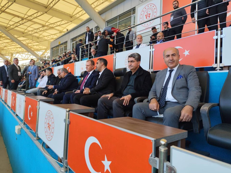 Futbol 2. Lig temsilcimiz Yeni Mersin İdman Yurdu -  Buca Spor 1928 karşılaşmasını yoğun bir seyirci kitlesiyle izledik.