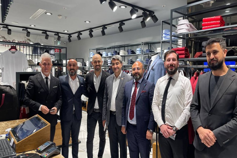 Giovane Gentile Mağaza Ziyareti