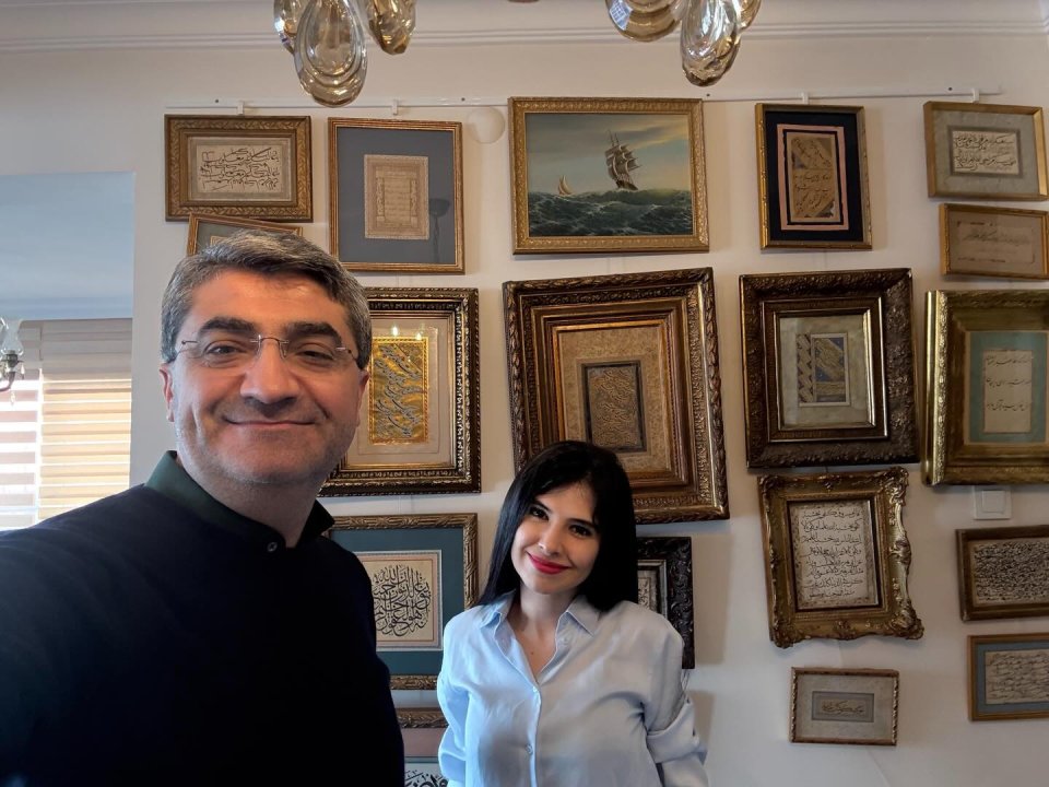 Hattat Maryam Norouzi'yi küçük bir müzeye dönüştürdüğü atölyesinde ziyaret ettim.