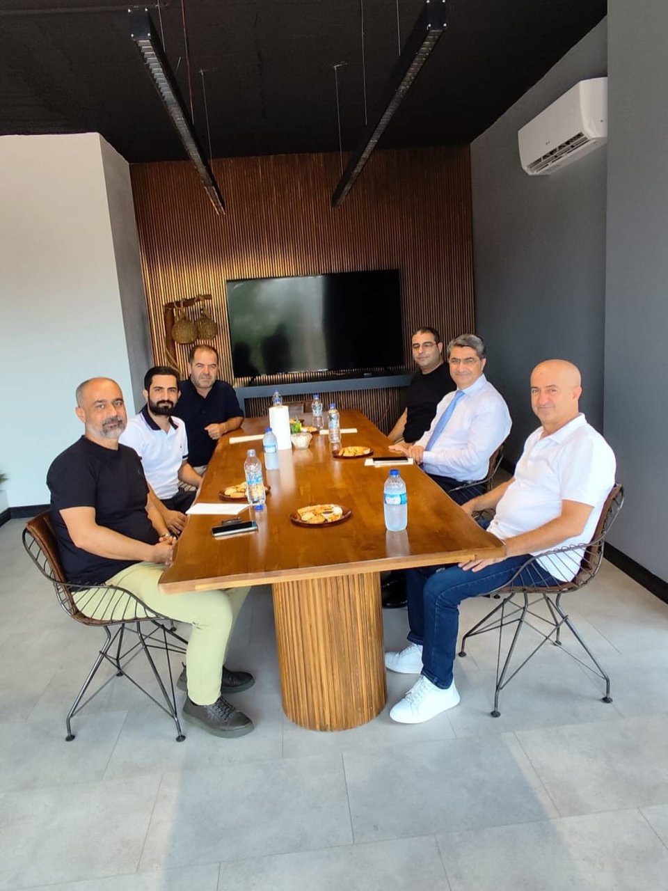 Hemşehrimiz kadim dostumuz Mahfuz Aydın Bey’in vefat eden babası için taziye ziyaretinde bulunduk. Merhuma Allahtan rahmet dileriz.