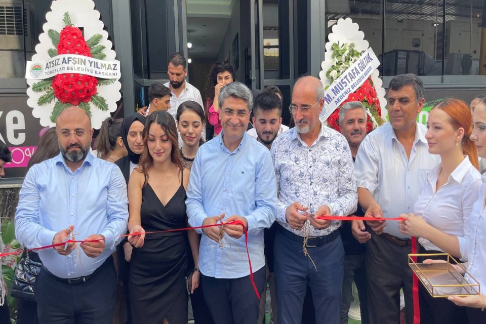 İş insanı Cemal Doğan’ın 3. Şubesini açtığı Angel Güzellik Merkezinin açılış kurdelesini kestik.