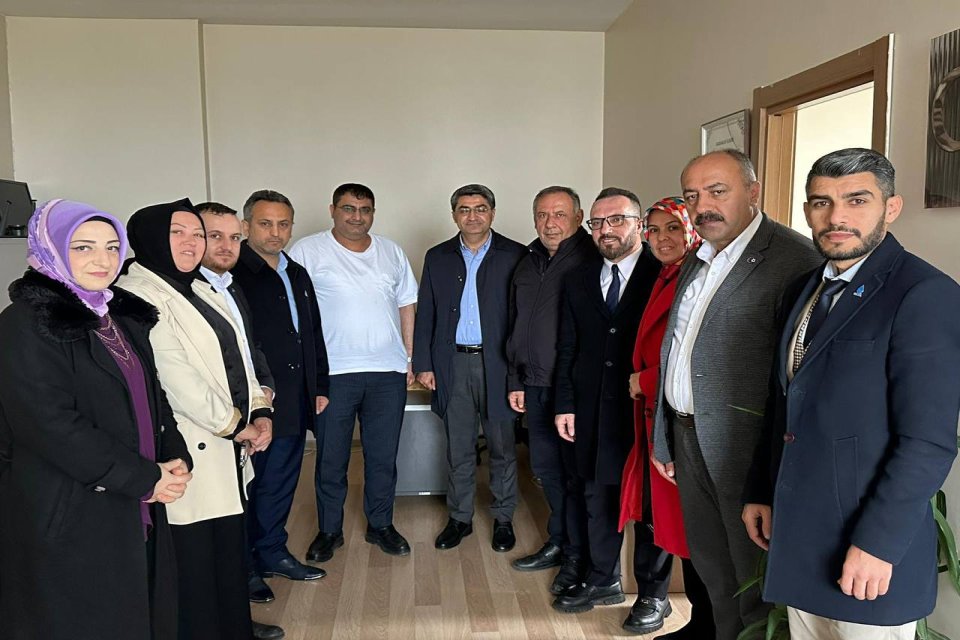 İstanbul Esenyurt belediye başkan adayımız Ali Emrah Gürbüz ve ilçe teşkilatımız ile birlikte işadamı dostumuz Salih Kaya’yı ofisinde ziyaret ettik.