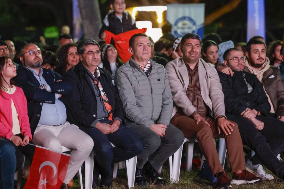 Kadın Basketbol temsilcimiz Çimsa ÇBK Mersin'in EuroLeague Final karşılaşmasını vatandaşlarımızla birlikte izledik.