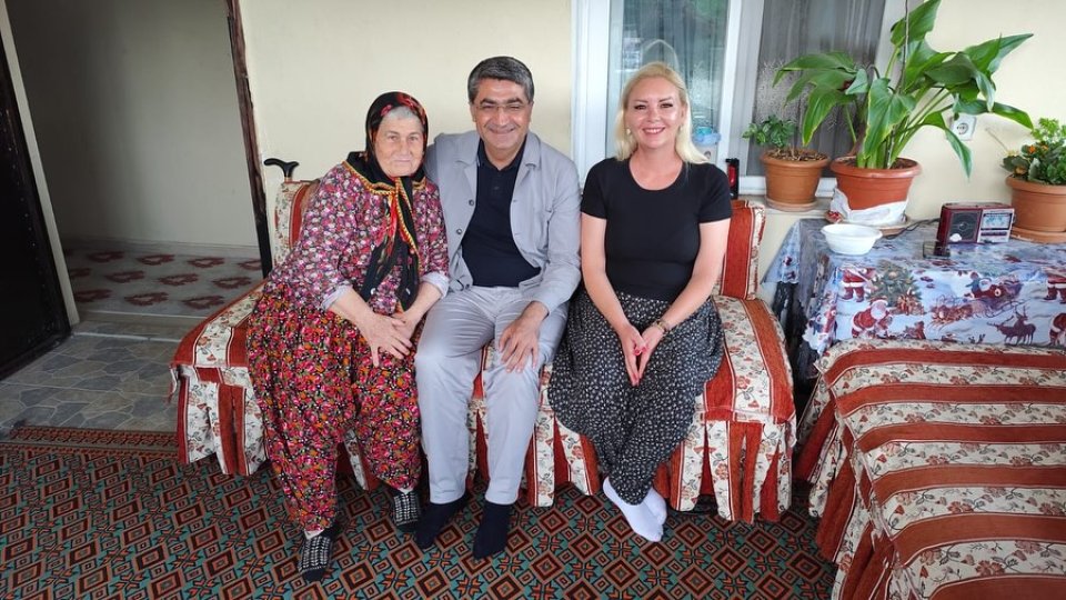 Mersin’inimizin tanınmış tiyatro sanatçısı, Arslanköy Kadın Tiyatrosu yazar, yönetmen ve oyuncusu Ümmiye Koçak teyzemizi ziyaret ettim