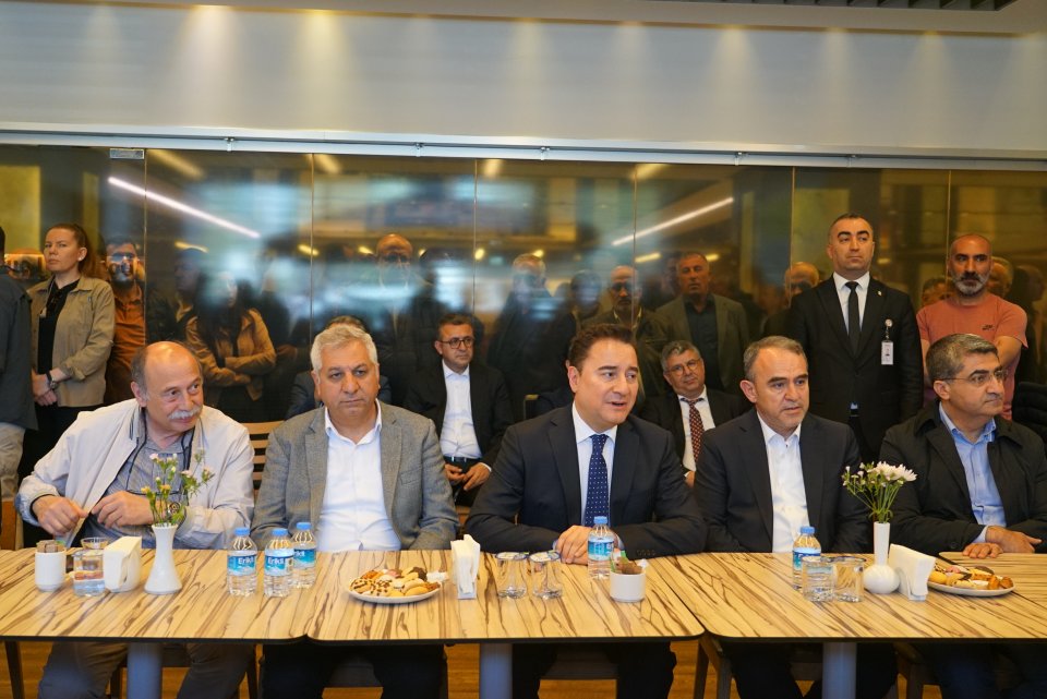 Milletvekili Sn. Sırrı Süreyya Önder'e geçmiş olsun ziyaretinde bulunduk.