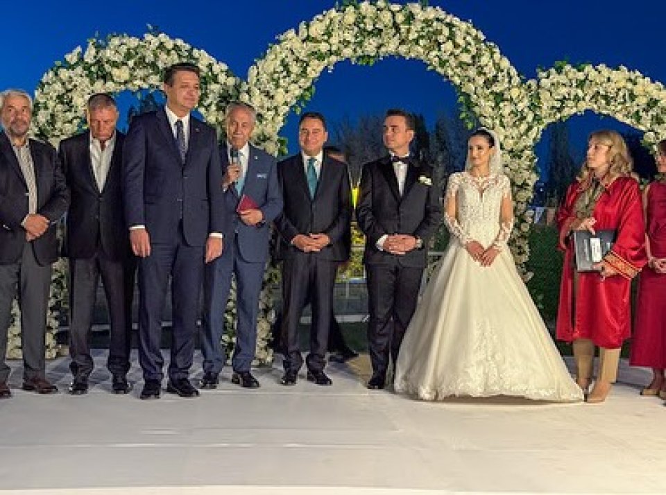 Partimizin kurucularından, kıymetli büyüğümüz, Van 23. Dönem milletvekili Kerem Altun Bey’in kıymetli evladı Koray ve Sevde Hanım’ın düğününe katıldık