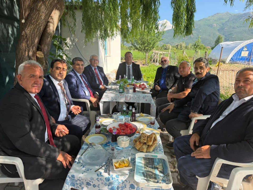 Sayın Hasan Serin’in ev sahipliğinde Çay Ziraat Odası Başkanı Sayın Ali Bozpınar ve Veteriner Hekim Sayın Murat Kaleli ile bir araya geldik.