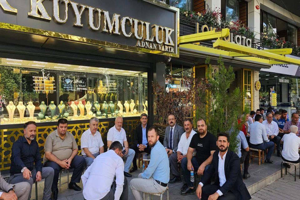 Siirt esnaf ziyaretimiz esnasında DEVA Partisi Merkez ilçe başkanımız Kemal Varır’ın işyerlerinde çay molası verdik.