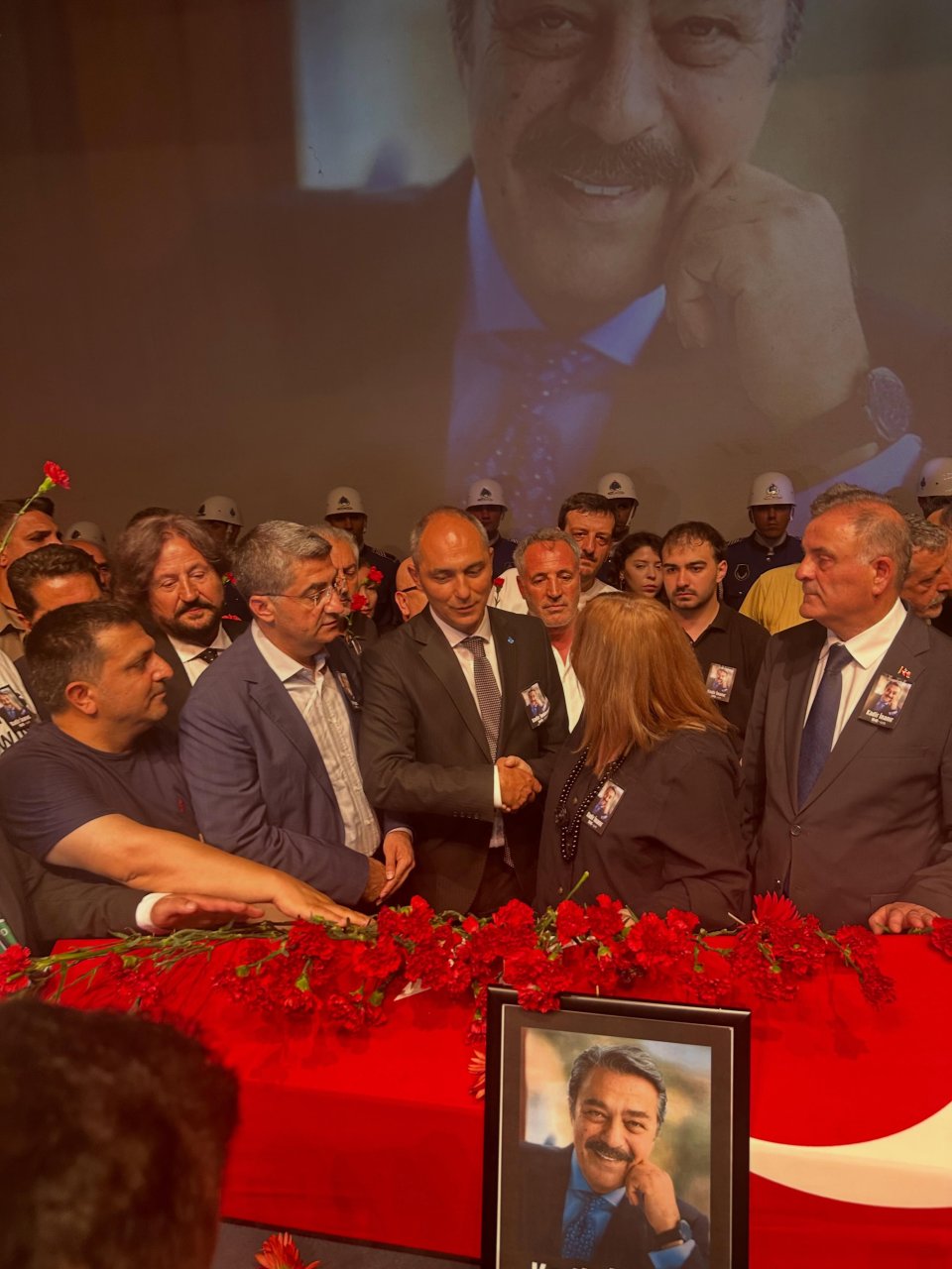 Sinemamızın unutulmaz isimlerinden, barış emekçisi Kadir İnanır’ın cenaze törenine katıldık.