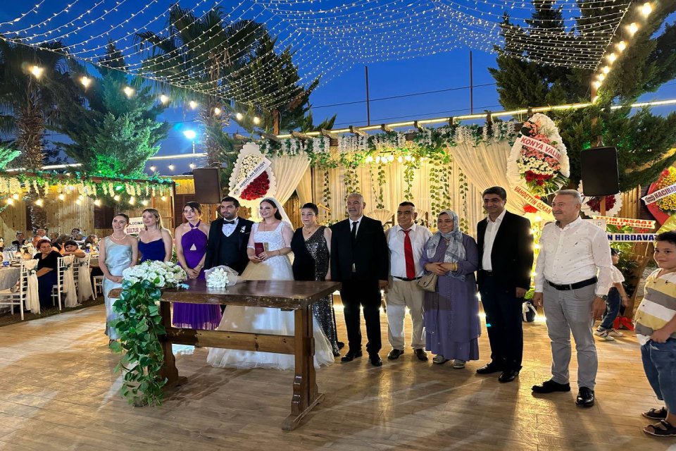 Üzümcü ve Boğa Ailelerinin çocukları Burcu ve Muhammet Mikdat ‘ın Düğün töreninde nikah şahidi olarak katılım sağladım.