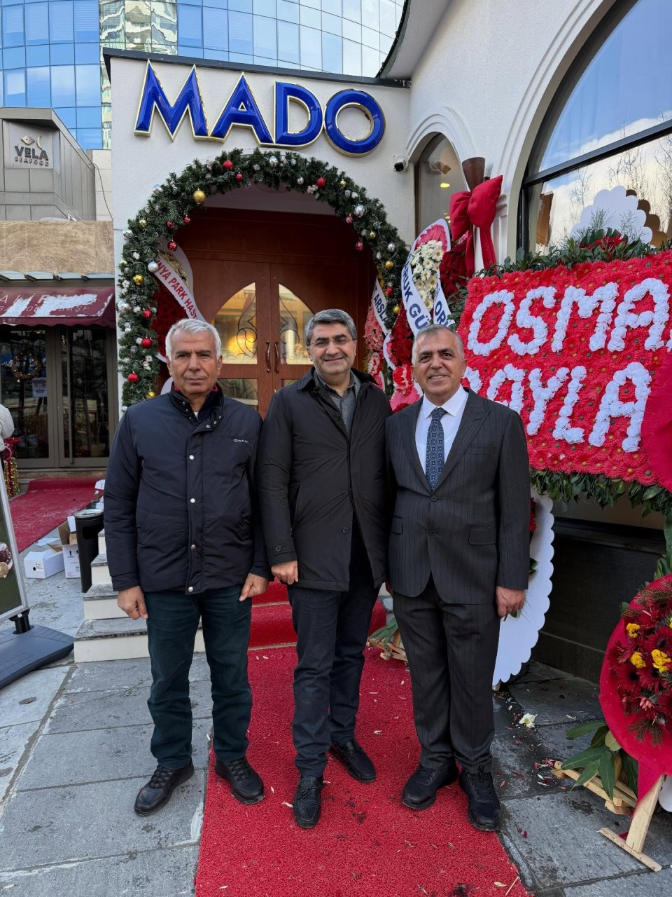 Yunus Oruç’a ait Mado şubesinin Panora/Park Oran Ticaret Merkezi altındaki açılışına dostlarla birlikte katıldık.